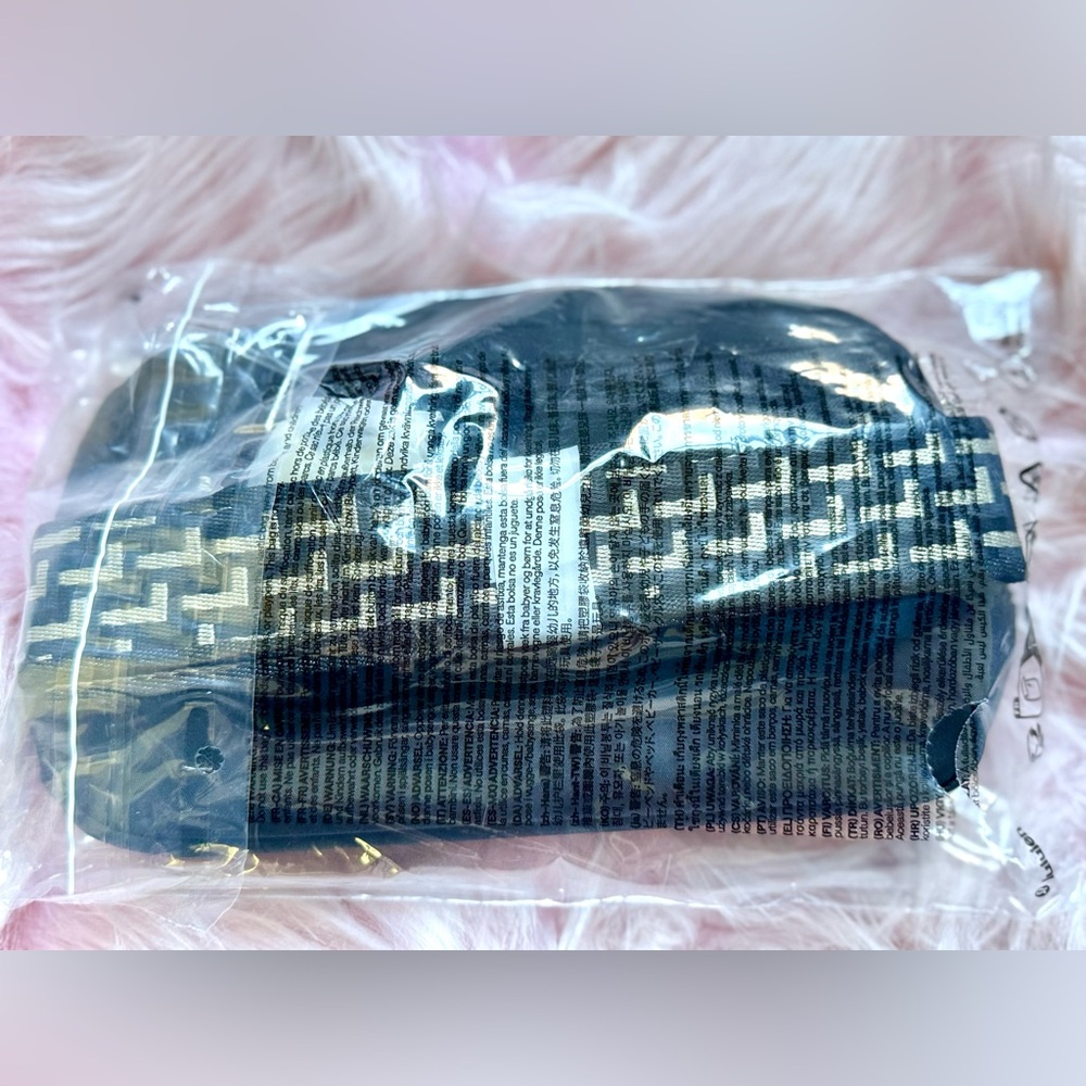 NWT Lululemon Everywhere Belt Bag 1L L Monogram Metallic Black/Gold $48 Rare - Picture 8 of 8